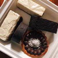 Gâteau au citron, gâteau aux carottes, brownies, rouleau de cacao et coco et tartelette au chocolat ! at Les Gourmandises Louca  in Quebec