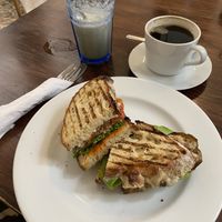 Hummus-Sandwich, Ananassaft und Café Americano  at El Cafe in Havana