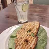 Sanduíche vegano de hummus, vegetales y salsa picante at El Cafe in Havana