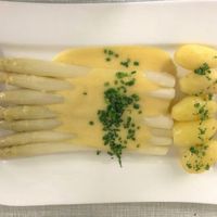 Spargel mit veganer Sauce Hollandaise at Hotel Gasthaus and Restaurant zur Post in Klotten