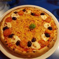 vegan classic pizza with added olives at Mastino V in Amsterdam