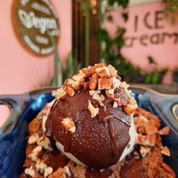 Volcano Cacao. Un brownie de base bañado de chocolate caliente y con una bola de helado, en este caso sabor chai y bañado de más chocolate y topping de nuez, el munchies perfect at Vegan Parad-ice in Cruz De Huanacaxtle