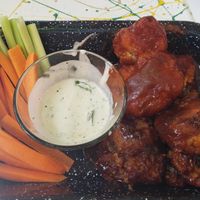 Award winning wings, half with Buffalo sauce, half with BBQ sauce at Vegan Parad-ice in Cruz De Huanacaxtle