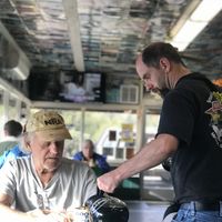 Friendly people at Happy Burger Diner in Mariposa