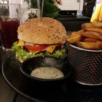 cheeseburger menu at Attila Hildmann Organic Snackbar I in Berlin