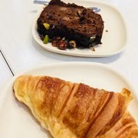Chocolate banana bread and croissant at Laelo in Paris