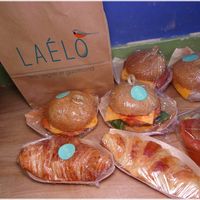 Burgers et croissant sandwichs (à emporter) at Laelo in Paris