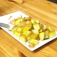 Patatas con alioli vegano at La Raposa del Poble Sec in Barcelona