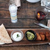 Falafel with vegan yoghurt sauce, green pea hummus & pita bread 💚 at Integral in Formentera
