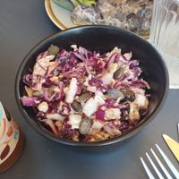 Salade chou rouge raisins at Le Triple V in Caen