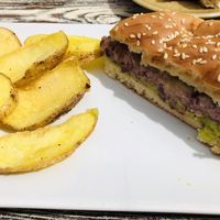 Burger de judía roja / Red bean burger at Petite Sophie in Mahon