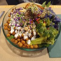 Buddha bowl de garbanzos at Mapa Verde in San Sebastian