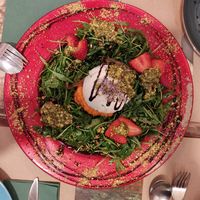 Ensalada de burrata at Mapa Verde in San Sebastian