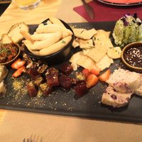 Tabla de quesos. Muy abundante at Mapa Verde in San Sebastian