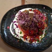 Pancakes de garbanzo y brócoli con hummus y pimientos asados - Chickpea and broccoli pancakes with hummus and roasted peppers at Mapa Verde in San Sebastian