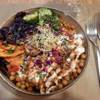 Buddha bowl garbanzos, boniato, col, brócoli... - chickpeas, sweet potatoes, cabbage, broccoli... at Mapa Verde in San Sebastian
