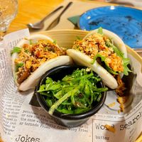 Pan bao relleno de seitán con salsa teriyaki y ensalada de alga wakame  at Mapa Verde in San Sebastian