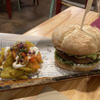 Burguer de alubia roja y boniato con guacamole, cebolla pochada, shiitake a la plancha y alioli, acompañada de patatas y boniatos al horno   at Mapa Verde in San Sebastian
