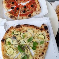 Front: pizza "Zucchina Mia" (vegetarian).
Back: pizza "Bello di Mamma" (vegan) at Zerostress Pizza - Friedrichshain in Berlin