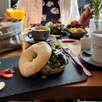 Bagel und Rosenberg, Orangensaft war frisch gepresst😄 at Rosenberg in Potsdam