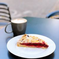 Cappuccino mit Hafermilch und einen Stück Kirschstreuselkuchen at Rosenberg in Potsdam
