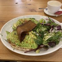 Avocado Toast mit veganem Bacon  at Chicago Cafe in Brussels