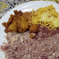 Opções quentes do buffet no almoço at Govinda Restaurante e Pizzaria Vegetariana in Porto Alegre