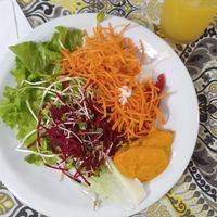 Opções de salada no buffet de almoço at Govinda Restaurante e Pizzaria Vegetariana in Porto Alegre
