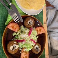 Plato falafel gluten free con 3 tortas de maíz ( me comí una Antes de la foto)  at Falafelmania - Restaurante Vegetariano y Vegano Oriental in Alicante