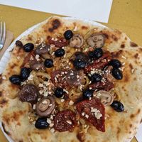 Pizza con funghi, olive, pomodori secchi, granella di mandorle #Veganuary at La Pizzicata in Tirano