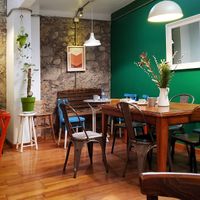 Agradable zona de mesas interior at Strata Bakery in Barcelona