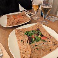 Galette de olivada (cerca) y escalivada (lejos) at El Gat Creperia in Cambrils