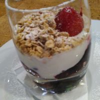 Sobremesa vegan. Iogurte com frutos vermelhos e granola. Muito bom at Aquarela in Santa Maria Da Feira