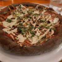 Pizza de pistacho y ajetes at Pizzi & Dixie in Madrid