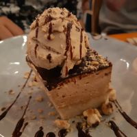 Dessert / Tarta Ferrero Rocher con helado de avellanas de Pink Albatross at Pizzi & Dixie in Madrid