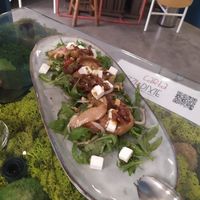 Ensalada de pera rostizada at Pizzi & Dixie in Madrid