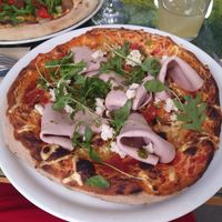 Pizza de mortadela y pistacho at Pizzi & Dixie in Madrid