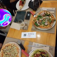 Ajetes y crema de pistachos, beacon con crema de guisantes y pizza de mortadela at Pizzi & Dixie in Madrid