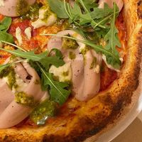 Pizza de pesto y mortadela at Pizzi & Dixie in Madrid