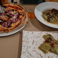 Pizza Trufata y Raviolis rellenos de alcachofa y cebolla caramelizada at Pizzi & Dixie in Madrid
