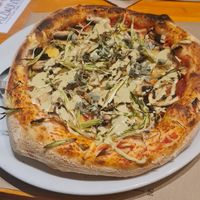 Pizza Pistacho y ajetes at Pizzi & Dixie in Madrid