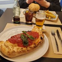 Calzone and burger at Pizzi & Dixie in Madrid