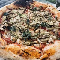 Pizza de pistachos y ajetes   at Pizzi & Dixie in Madrid