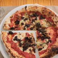 Pizza Alcachofas & truffa at Pizzi & Dixie in Madrid