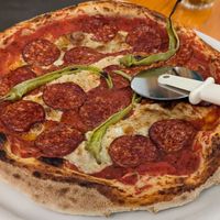 Pizza pepperoni y piparras at Pizzi & Dixie in Madrid