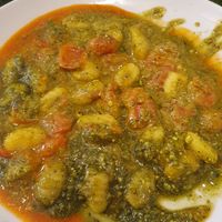 Gnoque GF con salsa de pistacho y tomate cherry at Pizzi & Dixie in Madrid