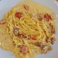 Exquisitos tallarines con salsa de nata y tomate seco. at Pizzi & Dixie in Madrid