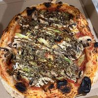 Pistacho y ajetes at Pizzi & Dixie in Madrid