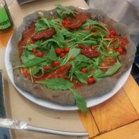 Pizza dixie with the activated coal dough at Pizzi & Dixie in Madrid