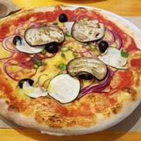 Pizza with cheese and vegetables at Pizzi & Dixie in Madrid